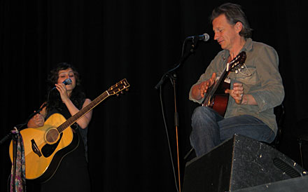 Laleh och Stefan Sundström på Chinateatern. Nu åker de på sommarturné tillsammans. Foto: LOTTA HOLMSTRÖM